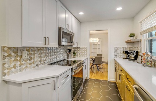 Alexandria West House | Spacious 5-bedroom house with AC, WiFi in delightful Alexandria