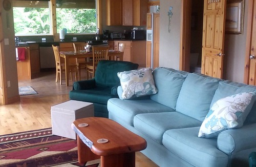 Hoodsport House | Spectacular Views from every roomnRight on the Lake with Dock & Kayaksn