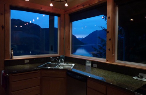 Hoodsport House | Spectacular Views from every roomnRight on the Lake with Dock & Kayaksn