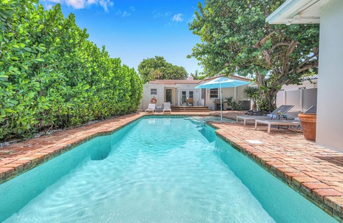 Lauderdale Beach House | Steps from Beach/Quaint Cottage/Heated Pool/Sand Key/RESlDENCES