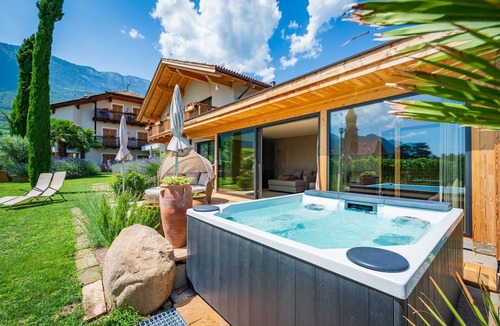 St. Pauls Apartment | Studio Apartment 'Weinangerhof Apartment Birnbaum' with Mountain View, Wi-Fi and Air Conditioning