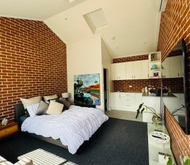 Bathurst House | Studio in CBD Bathurst