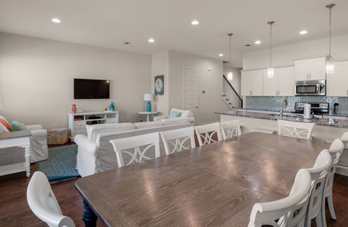 Seacrest House | Stunning 4 Bd/4.5 BA,Free WiFi, Easy Walk to Beach + Free Attraction Tickets!