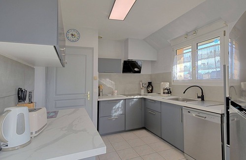 Penvins House | Stunning private villa for 6 guests with WIFI, TV, terrace and pets allowed