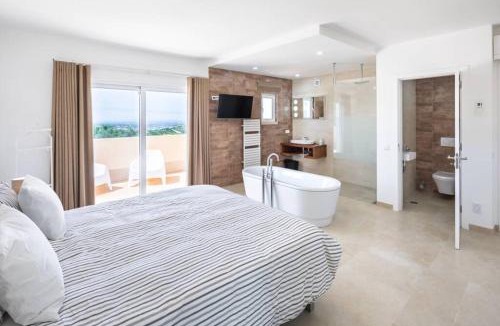 Loule Villa | Stunning villa, heated pool, pool bar, sea views