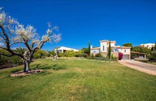 Loule Villa | Stunning villa, heated pool, pool bar, sea views