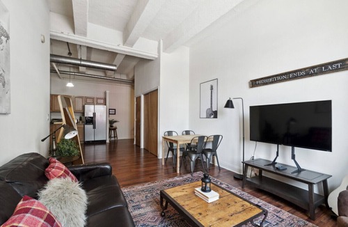 Newbold Apartment | Stylish 2-BR , Gym, Wifi, Workspace, Target | Speakeasy Apt