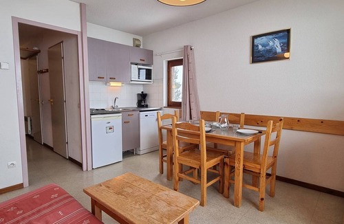 Saint-Etienne-en-Devoluy Apartment | Sunny 2-Room Apartment with Balcony, Near Slopes, Free Wi-Fi & Parking – Sleeps 6