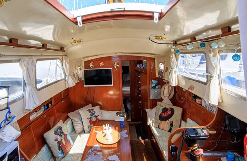 Cannes City Centre Boat Rental | Superb boat in the old port of Cannes near the city center and the beaches