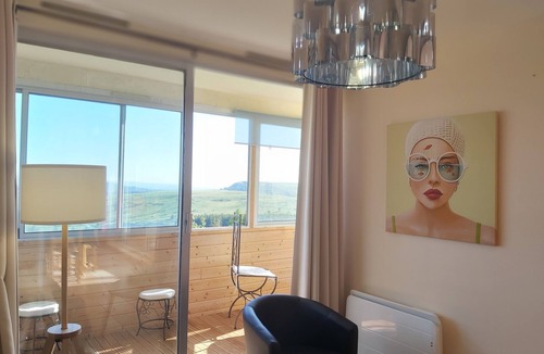 Besse-et-Saint-Anastaise Apartment | Superb 52m2 apartment not overlooked with 25m2 loggia.