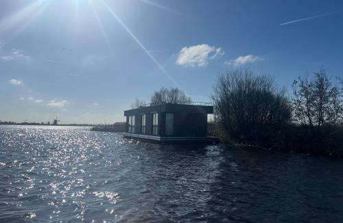 Oud Ade Boat Rental | Surla Houseboat "Walvis" Kagerplassen