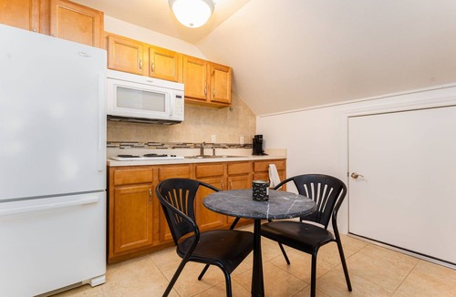 Northeast South Bend House | The Irish Grand | 4BR Home | 0.5 Mi to Campus | Sleeps 20