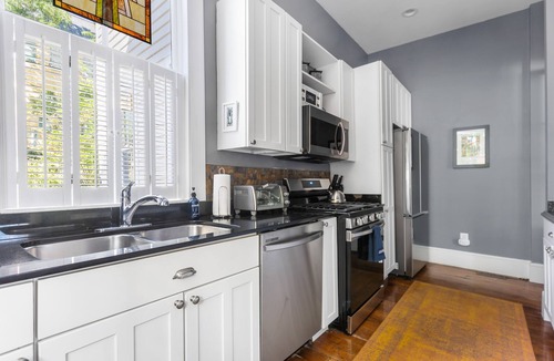 Cannonborough Elliotborough House | The Sunsetter | Only 1 block to King!
