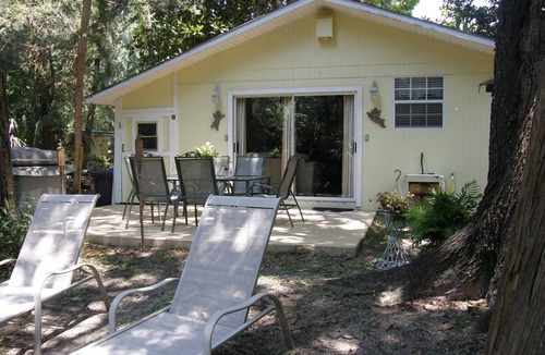 Homosassa Cottage | Tranquil Waterfront Cottage. 1 Bedroom, 1 Bathroom. Sleeps 2