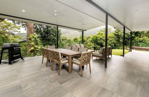 Caravonica House | Treetops Sanctuary 4BR Entertaining Delight - Pool