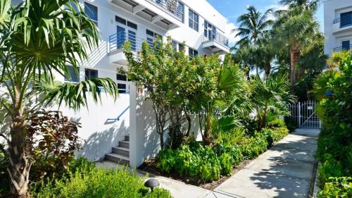 Truman Annex House | Trumans Hideaway by AvantStay Great Location w Patio Outdoor Dining BBQ Shared Pool Week Long Stays
