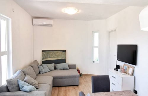Mimice Apartment | Two bedroom apartment with terrace and sea view Mimice, Omiš (A-14230-b)