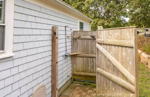 Harwich Center House | Vacation comfortably near the warm waters of the Nantucket Sound beaches!