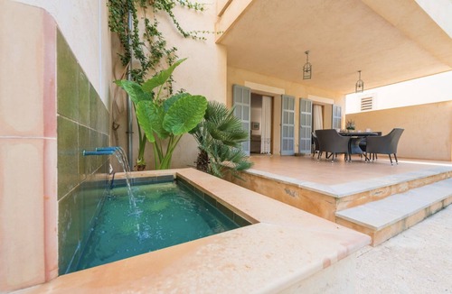 Cala Bona Ski Chalet | Villa Azalea: large house perfect for families or groups up to 6 people.