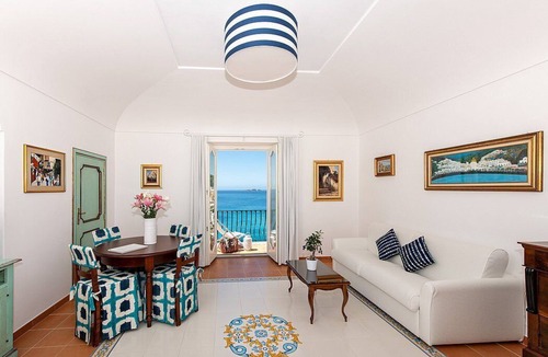 Positano City Centre House | Villa Faustina D: A splendid and luminous apartment overlooking the sea and the main beach of Positano.