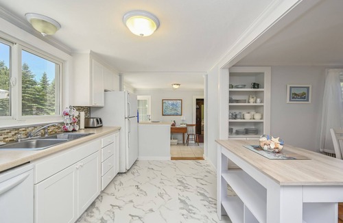 Harwich Port House | Walk to association beach and town, AC, WiFi