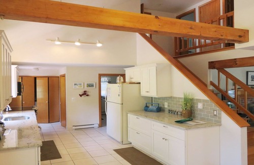 West Chatham House | Walk to Beach, Pet Friendly, AC units, WiFi