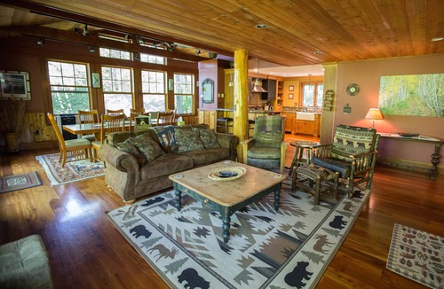 Hillcrest House | Walk to Town, Fire Pit, Hot Tub, Grand Open Family Room, Gourmet Kitchen, Grill