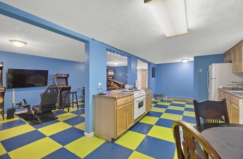 North Tazewell House | Waterfront 6 Bedroom Riverside Retreat and Arcade @ Back of the Dragon
