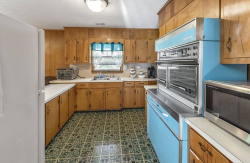 North Tazewell House | Waterfront 6 Bedroom Riverside Retreat and Arcade @ Back of the Dragon