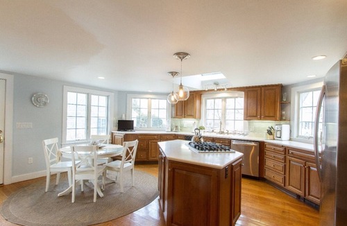 Chatham House | Waterfront Chatham Village, Short Walk to Town & Lighthouse Beach