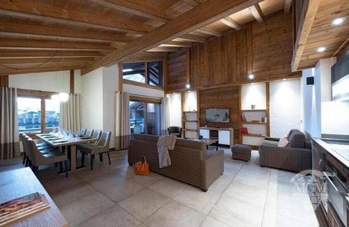 Chamonix City Centre Apartment | Wifi, 50m from shops, fitness, swimming pool, sauna, hammam, balcony, ski locker, 60m², Chamonix