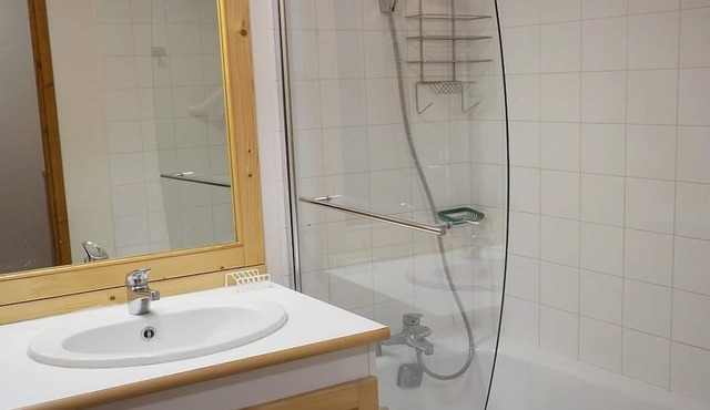 100m from shops, 5th floor, balcony, tv, ski locker, 40m², Les Menuires