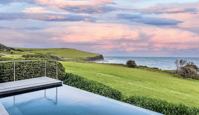 * 15% OFF ALL STAYS TO AUGUST 31st: GERROA'S FAVOURITE LUXURY BEACH HOUSE! *