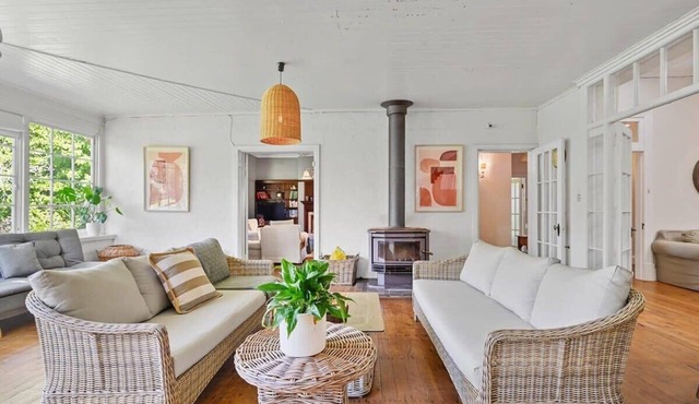 5 Bedroom Charming Homestead on Vineyard