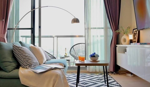 5 min Metro| KingBed | Kitchen full | Netflix WiFi