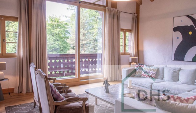 Alpine Elegance: 5 Bedroom Family Chalet, Just Moments from Glacier 3000