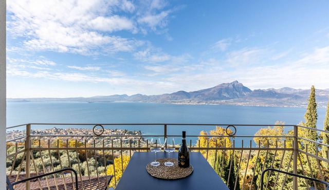 Apartment 'Casa Serena' with Lake View, Wi-Fi and Air Conditioning