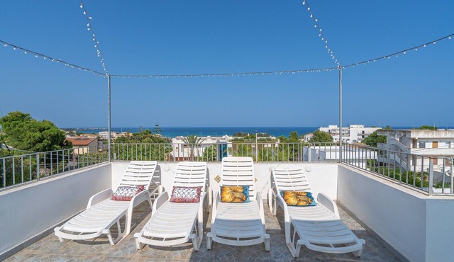Apartment 'Donna Di Denari' with Sea View, Wi-Fi and Air Conditioning