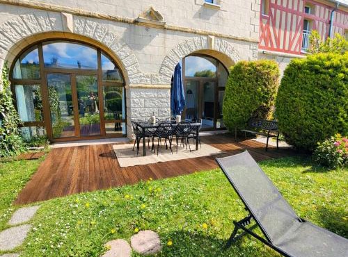 Appartement lumineux et cosy avec jardin vue sur chateau près Port en Bessin, Bayeux et Omaha Beach