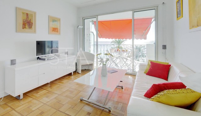 Azur View - Overlooking the Promenade!