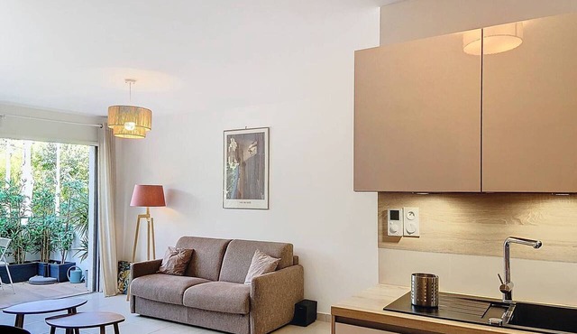 Beachside Luxury Apartment with Pool Access