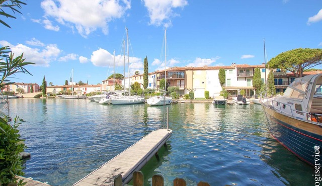 Beautiful house for 4/5 people, air-conditioned et 12 m mooring