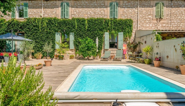 Bed and Breakfast 'Aux Portes Des Alpilles' with Shared Pool, Wi-Fi and Air Conditioning