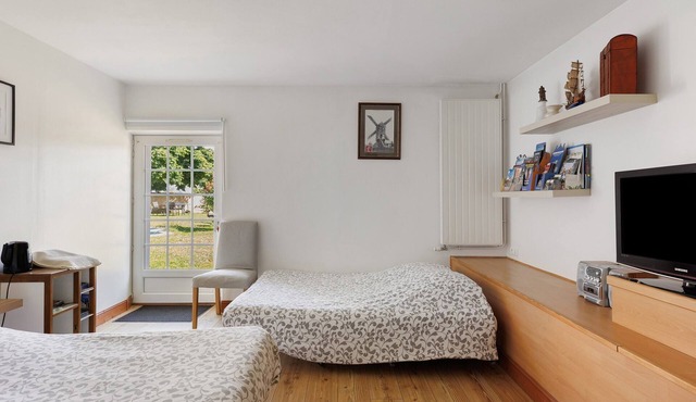 Bed and Breakfast 'Chambre Laurier' with Shared Pool, Shared Garden and Wi-Fi