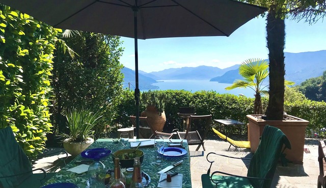CASA GUSTO, vacation home with large garden terrace and wonderful lake view