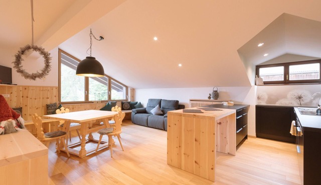 Charming and Cozy Holiday Home “Ferienwohnung SEA Wieserhof” with Mountain View, Balcony, Shared Garden & WiFi; Parking Available