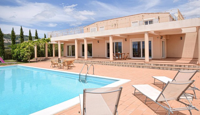 Charming house with private pool, surrounded by greenery, in hilly position with charming and impres