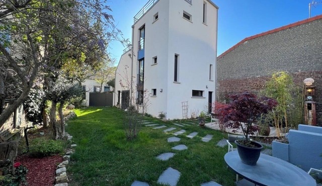 Chic, Artistic Vintage Villa, 10 minutes from downtown Paris; Absolutely quiet, with a garden and terraces