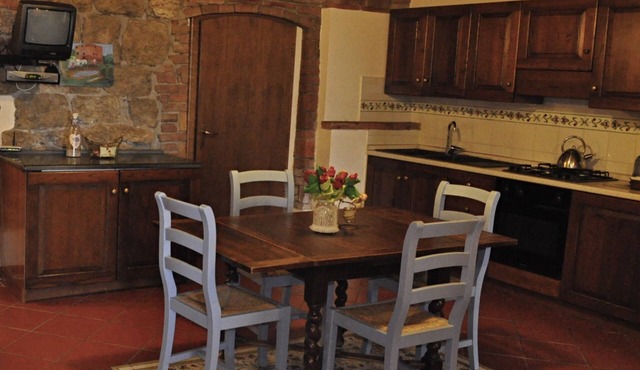 Comfortable 2-bedroom apartment with 2 bathrooms near San Gimignano and Volterra