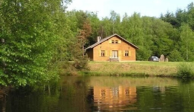 Comfortable waterside chalet with private pond fishing in the Morvan.